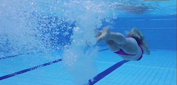  Elena Proklova spreading legs underwater